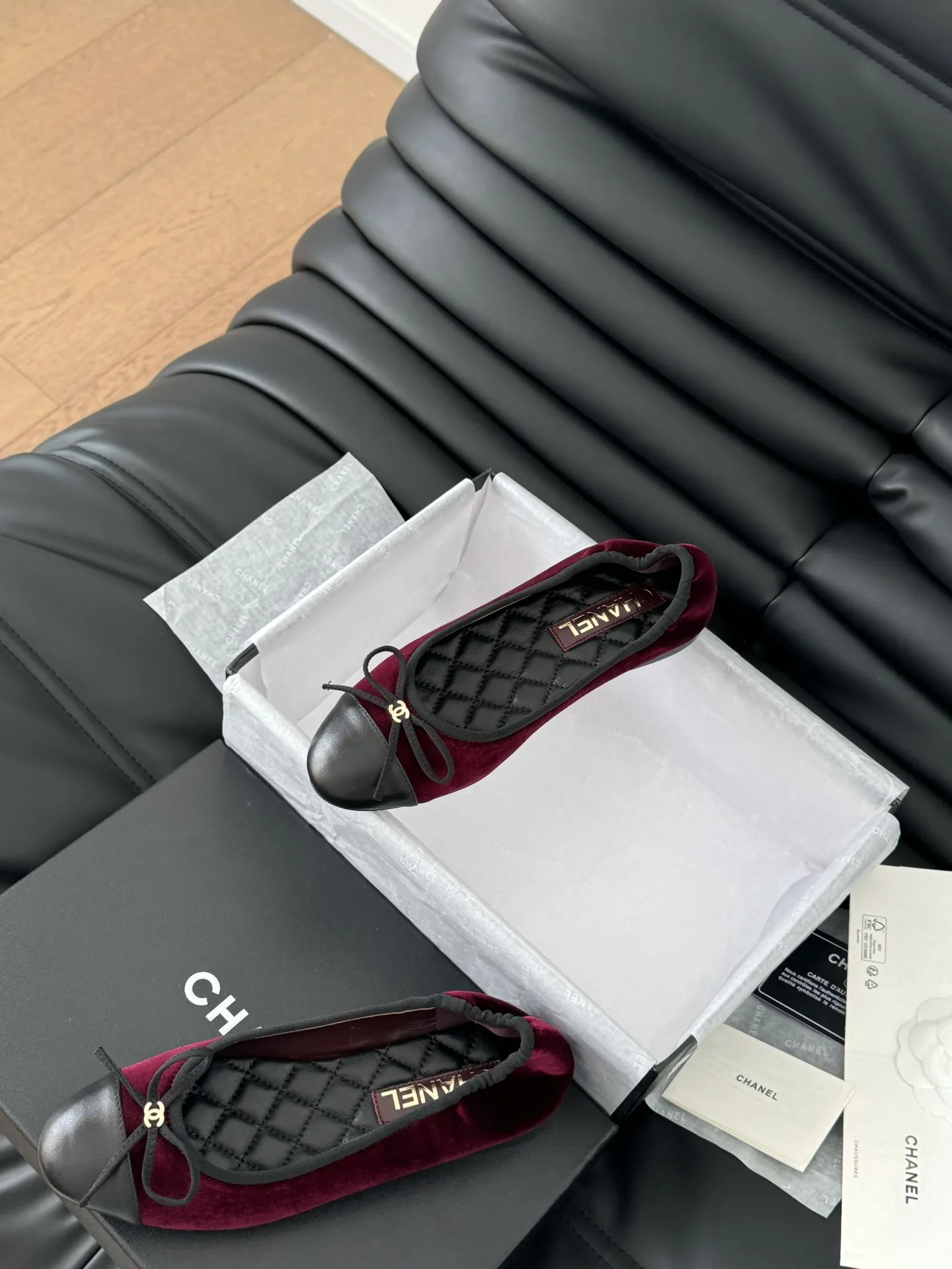 👟👟Ex-factory price 520👟👟 Chanel Xiaoxiang 25C new bow shoe series, original 1:1 replica, a classic among classics. It is perfect whether paired with trousers or skirts. The small round toe design is very good at modifying the foot shape. A must-have for little fairies! The upper is made of imported lambskin, the lining is made of top-grade mixed sheepskin, and the outsole is imported Italian cowhide. Size: 35-39 (40/41/42/43 customized)